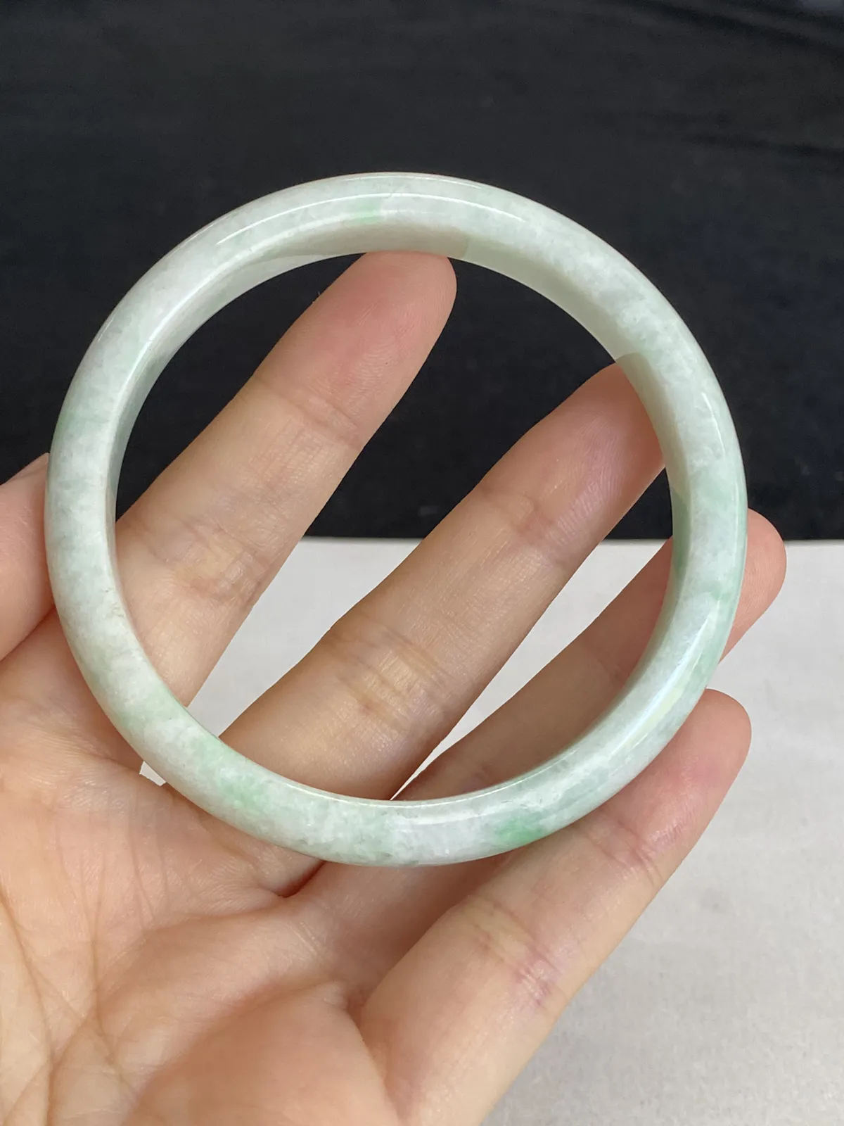 正圈56.5圈口，翡翠豆种飘绿手镯