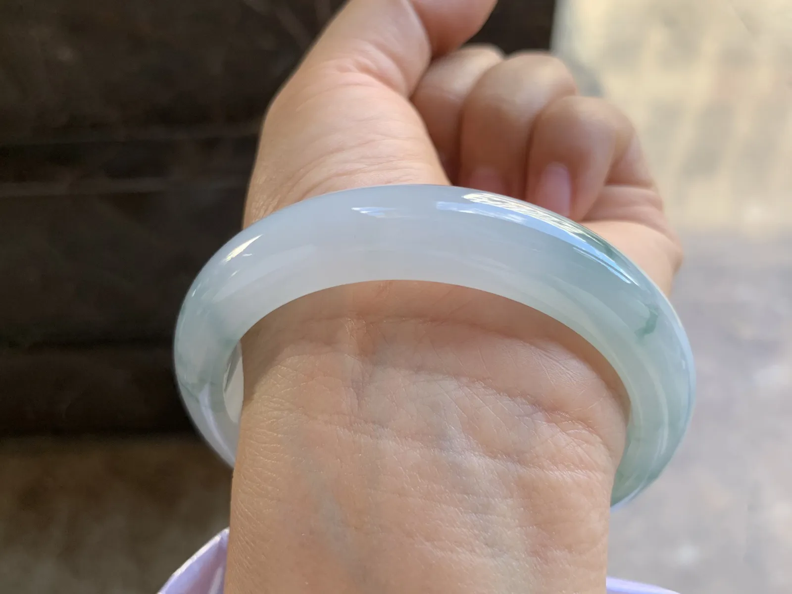 53-10mm
春色撒金圆条手镯 底子细腻 颜色漂亮 特色推荐