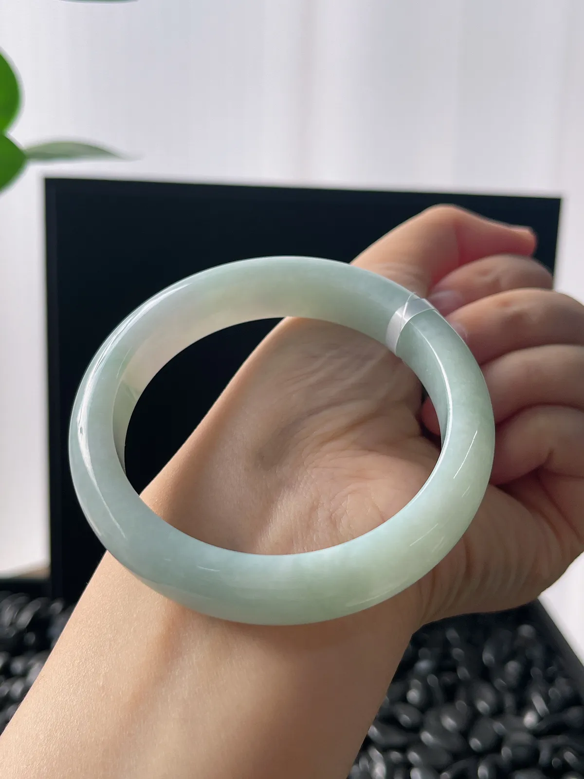 正圈56.8圈口，翡翠糯化种浅绿色手镯