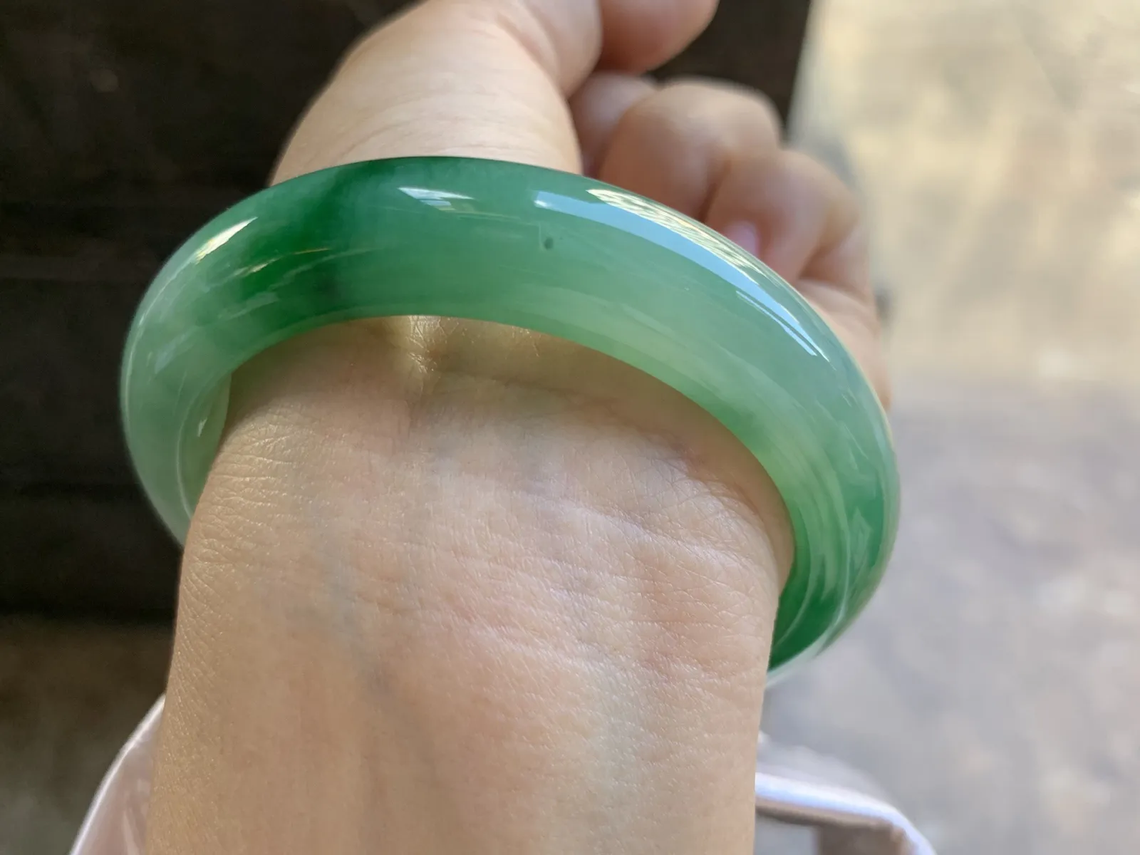 55-12.6-8.7mm
辣绿色手镯 底子细腻 颜色浓郁辣绿 推荐