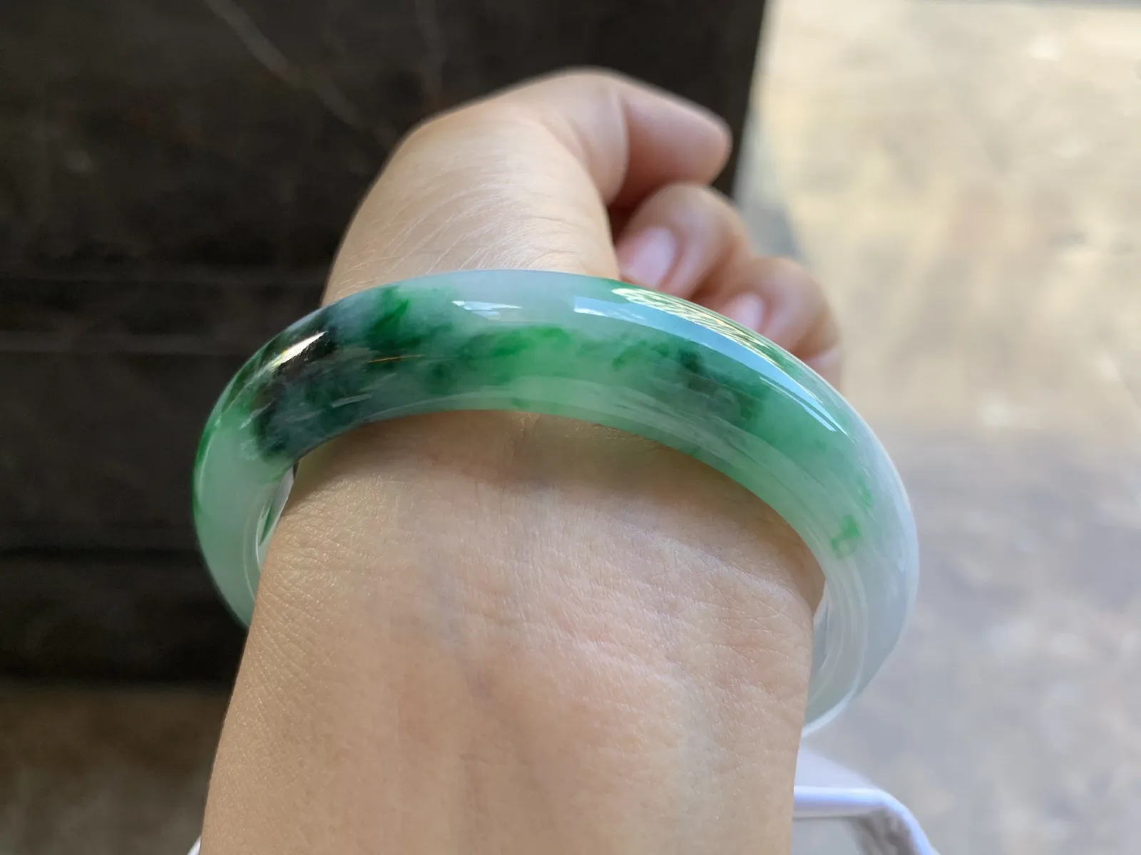 57-13.2-8.3mm
带色手镯 底子细腻 颜色辣绿 上手漂亮 推荐