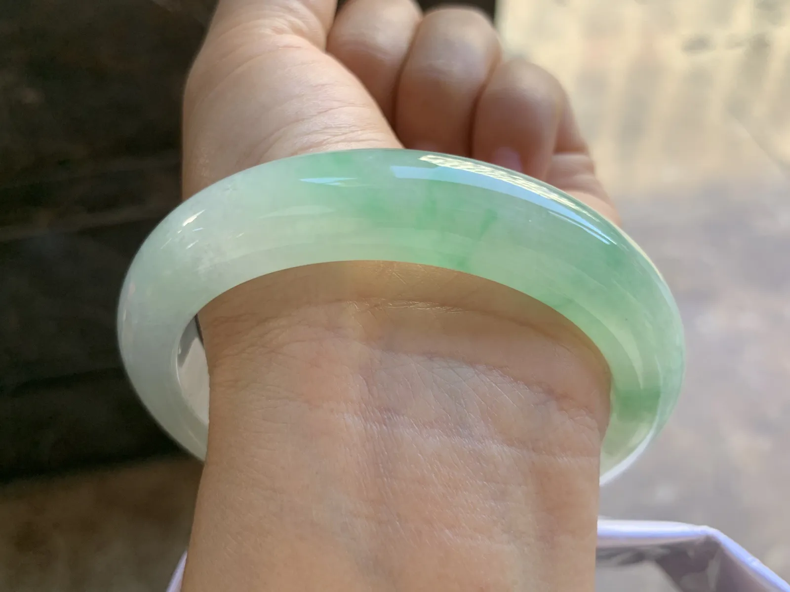 61-12.8-10mm
带色手镯 底子细腻 水润清新