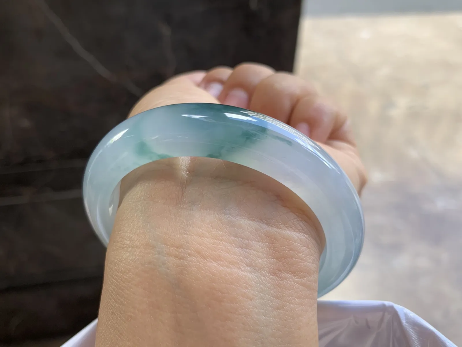 56-12-8.8mm
冰种飘花手镯 水润光泽 花色漂亮