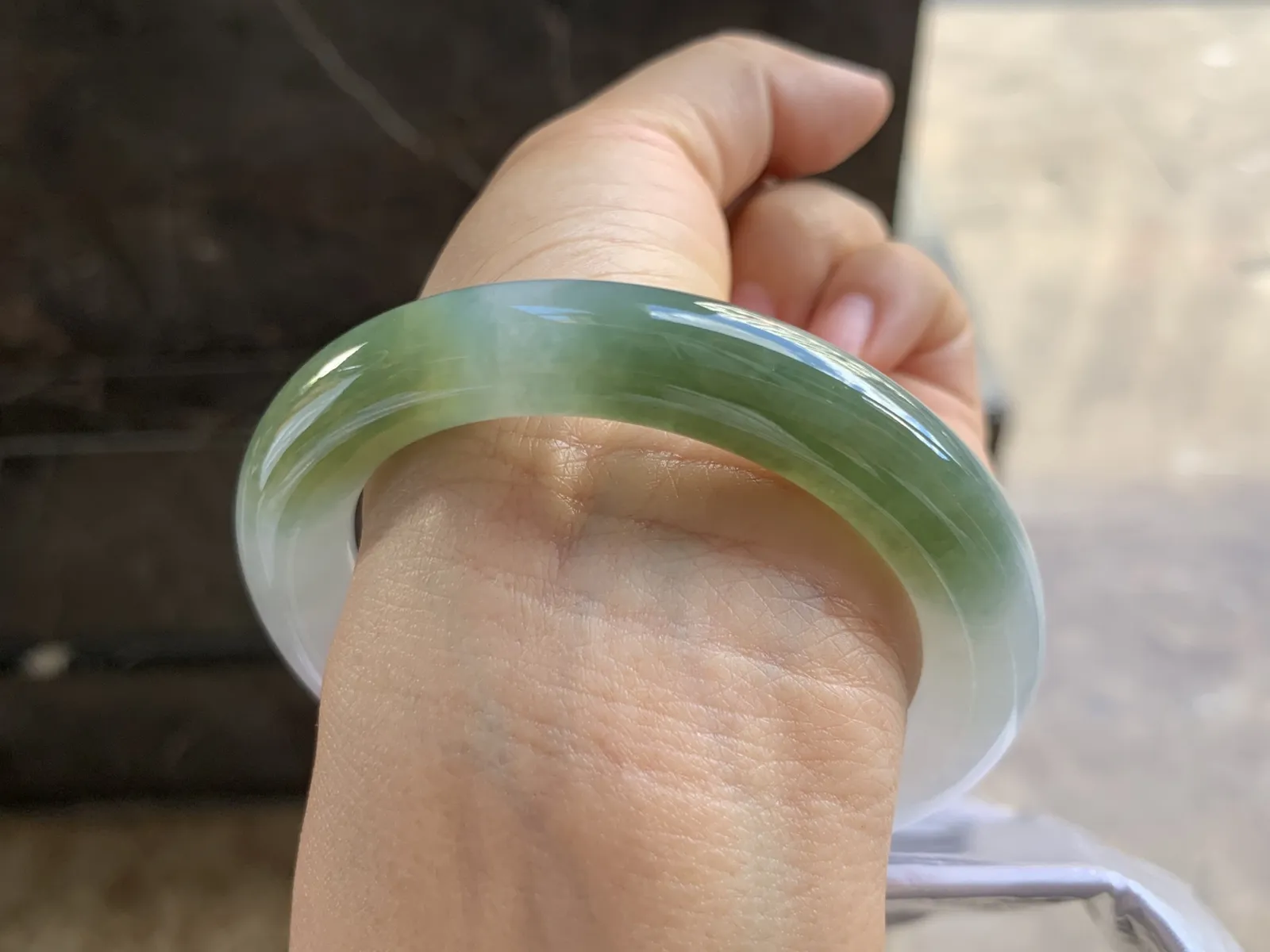 56-10.8mm
双色圆条手镯 底子细腻 颜色独特漂亮