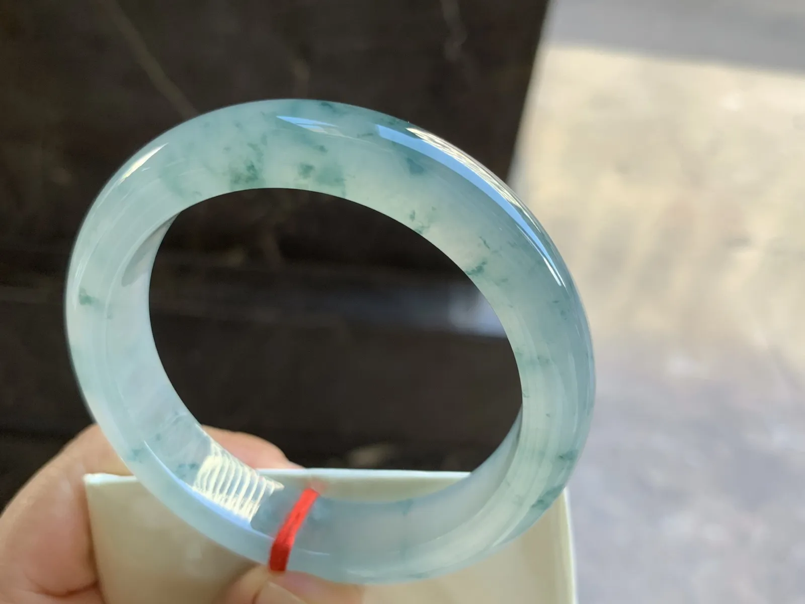 54-12.3-8.6mm
冰种飘花手镯 水润光泽 花色灵动漂亮