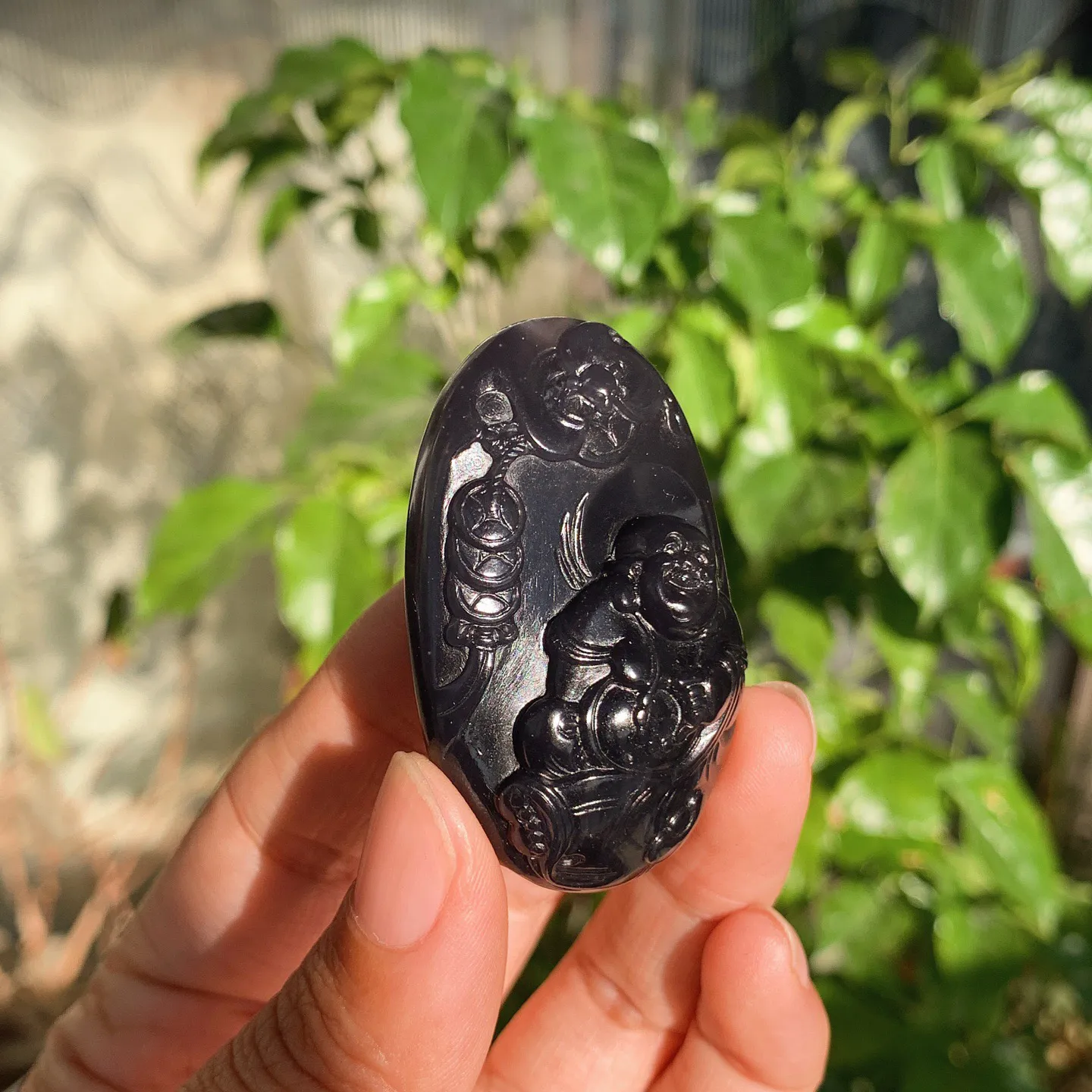 和田玉紫罗兰佛引福来牌子挂件。尺寸50/33/16重36.8克。玉质细腻油润。手推出油。品相大气。lt251120