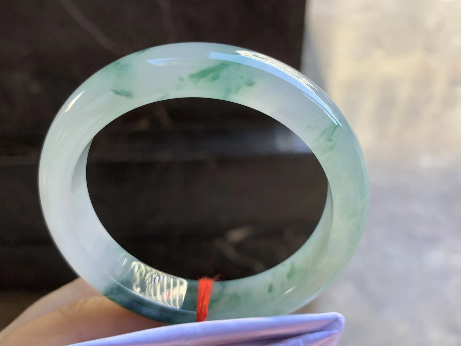 54-12.4-8mm
冰种飘花手镯 水润光泽 花色漂亮