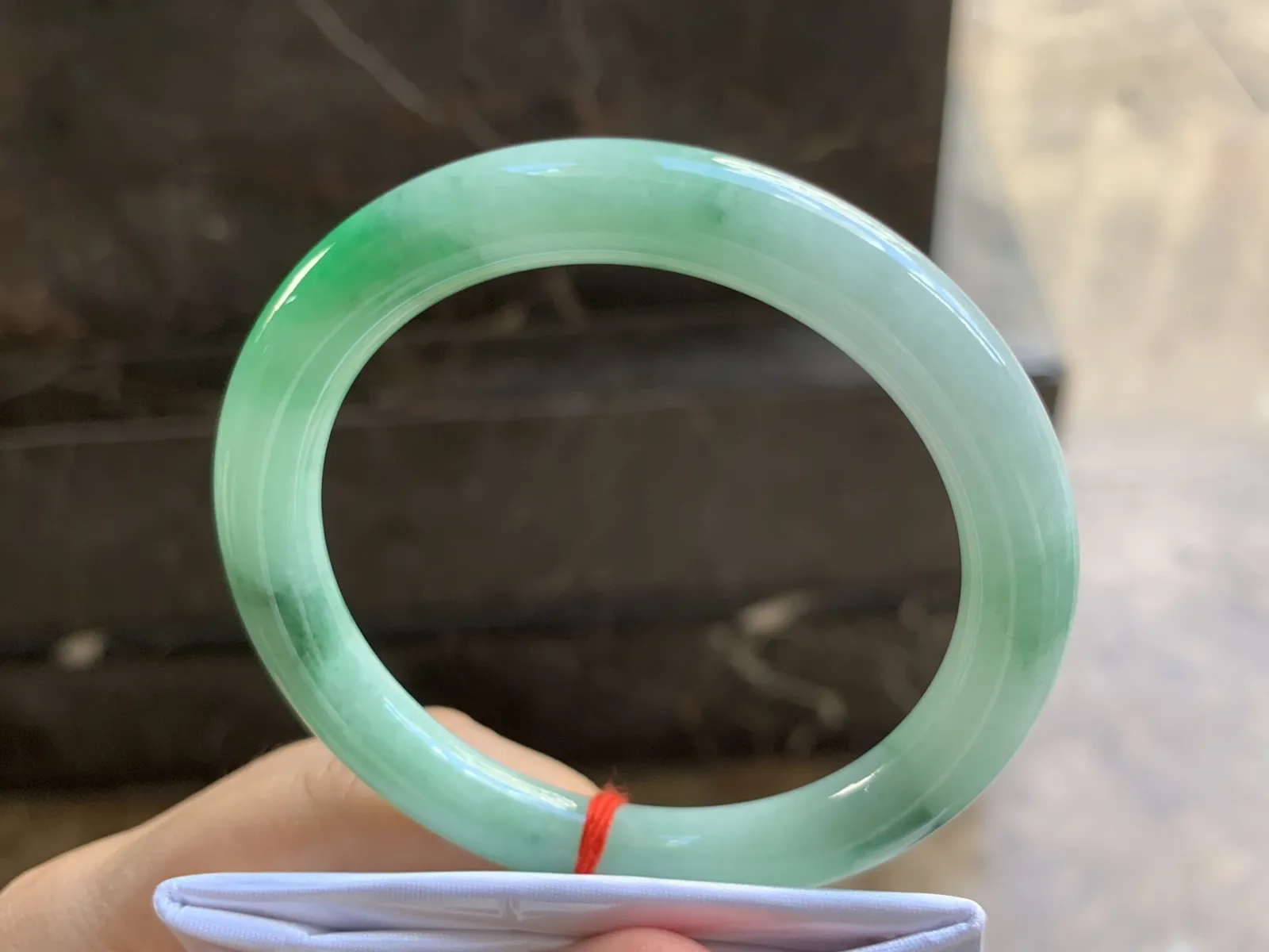 55-8.8mm
带色圆条手镯 肚子细腻 颜色漂亮 推荐