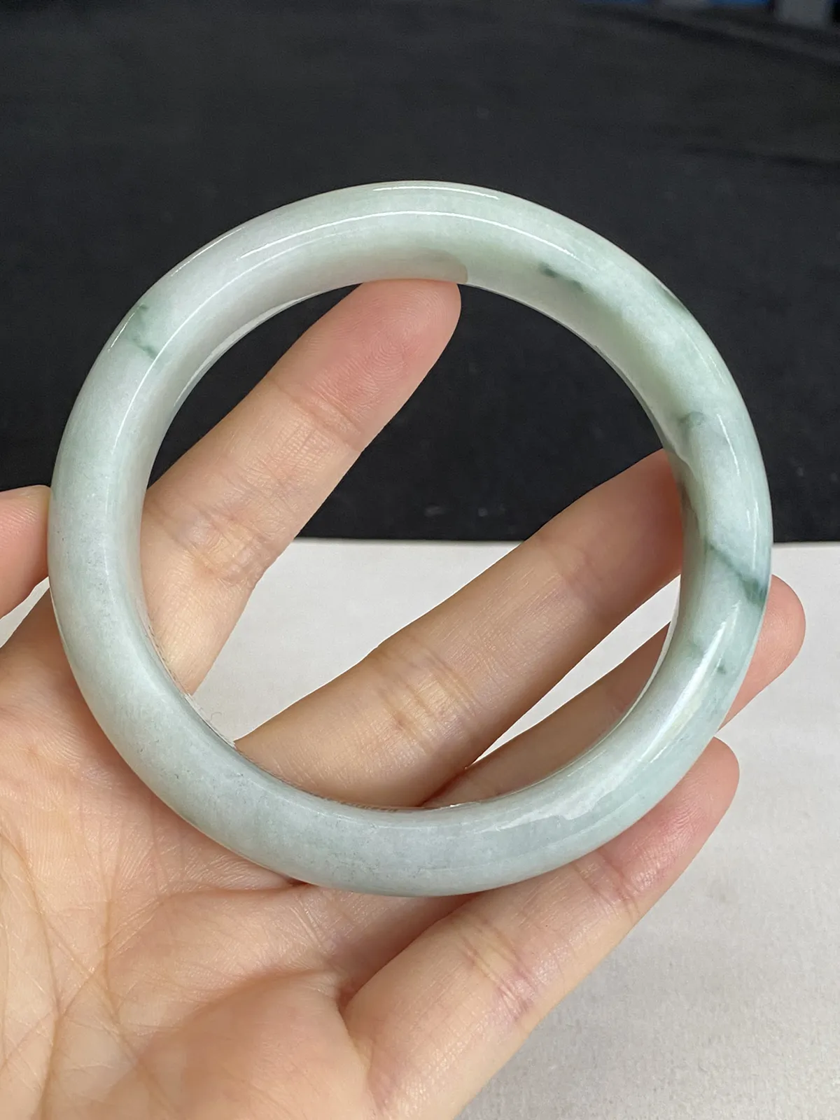 正圈58.2圈口，翡翠糯化种淡绿色手镯