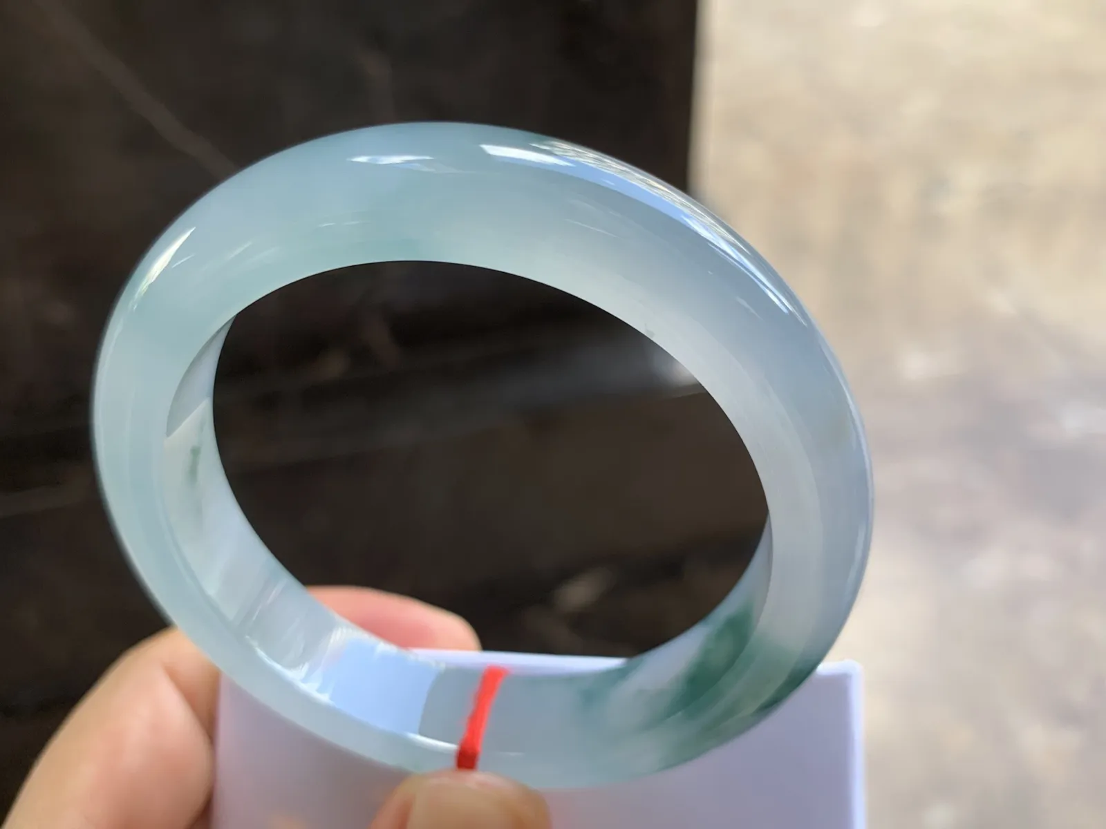 56-12-8.8mm
冰种飘花手镯 水润光泽 花色漂亮