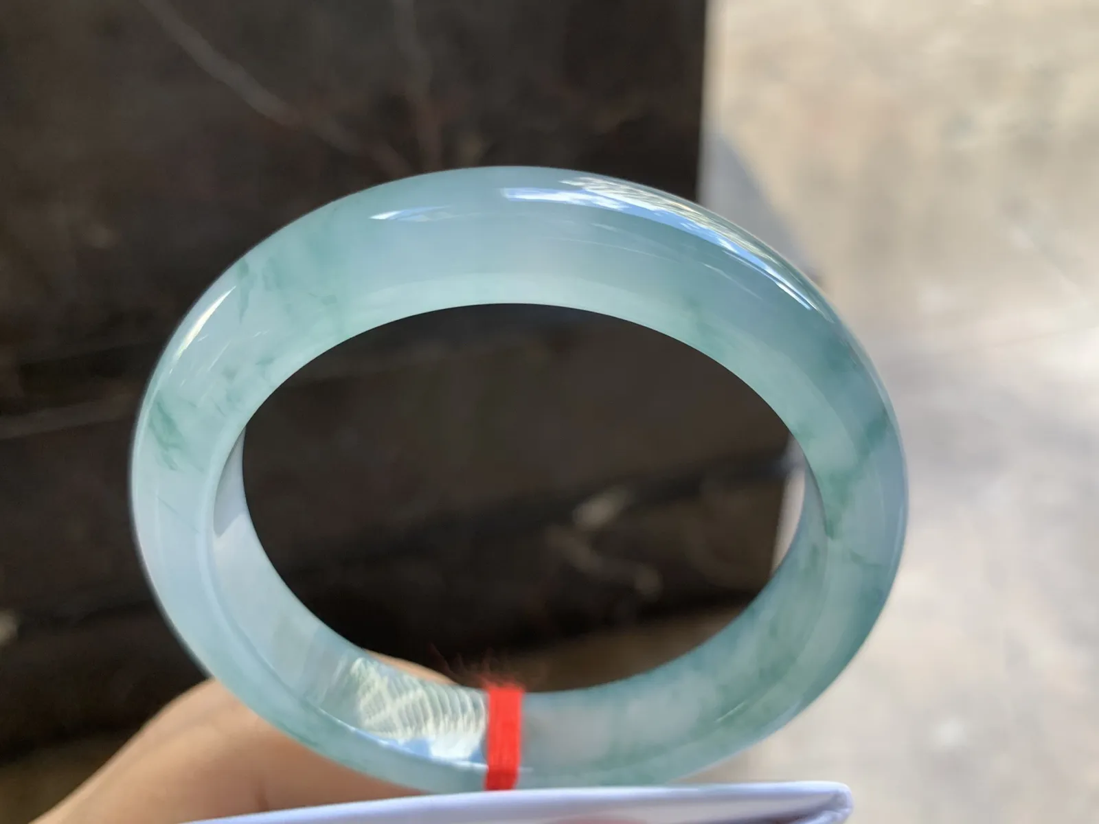 56.5-12.2-8.5mm
冰种飘花手镯 水润光泽 花色灵动