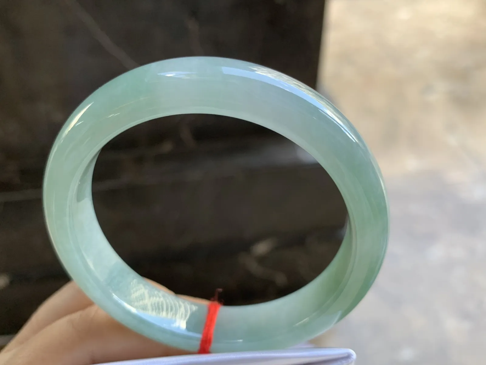 56.5-12.2-8.5mm
带底色手镯 底子细腻 水润