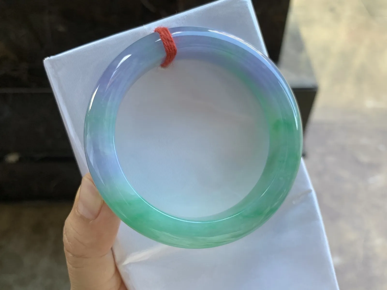 56-13-9.8mm
春彩手镯 底子细腻 颜色漂亮 上手大气