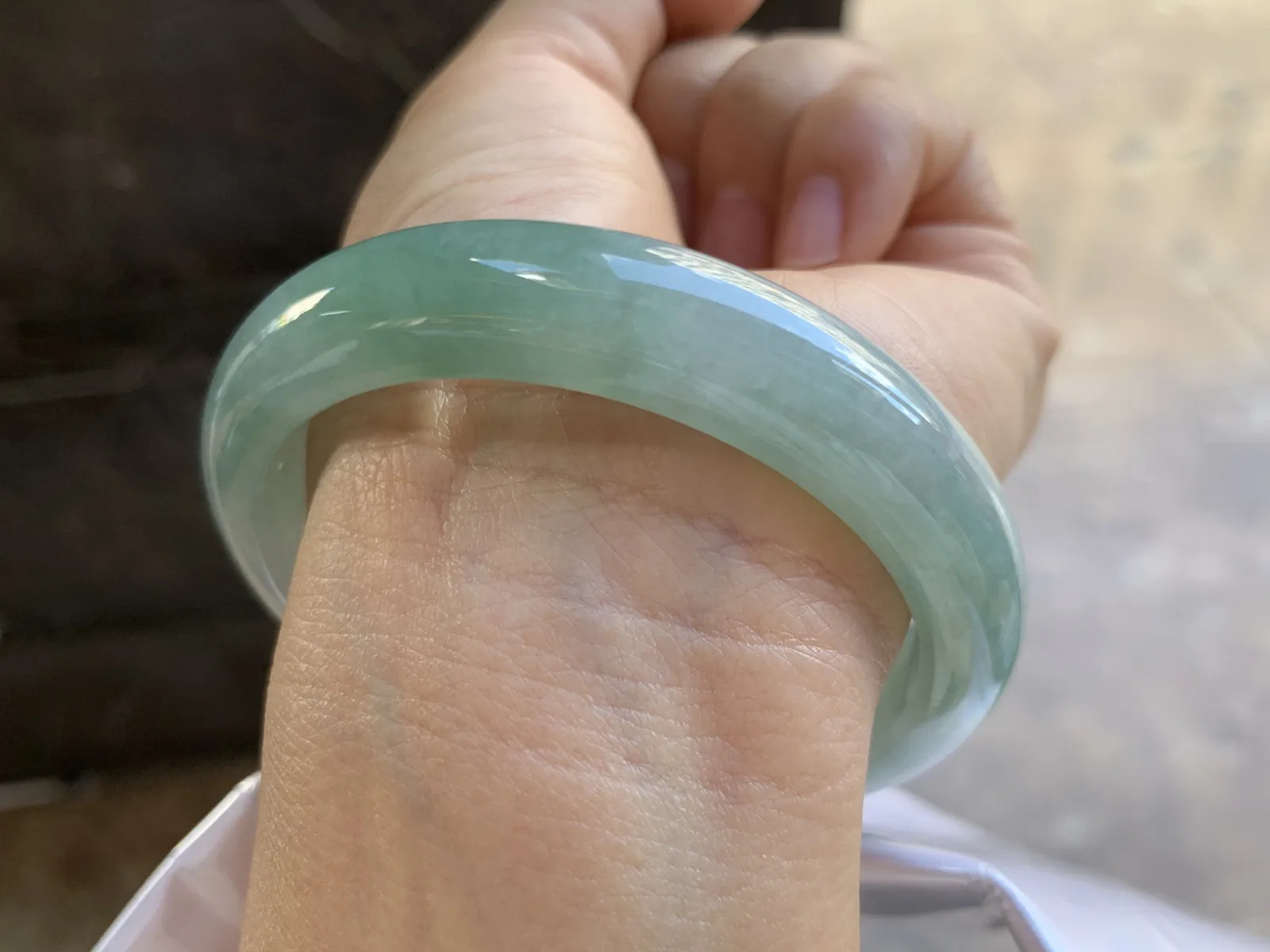 56.5-12.2-8.5mm
带底色手镯 底子细腻 水润