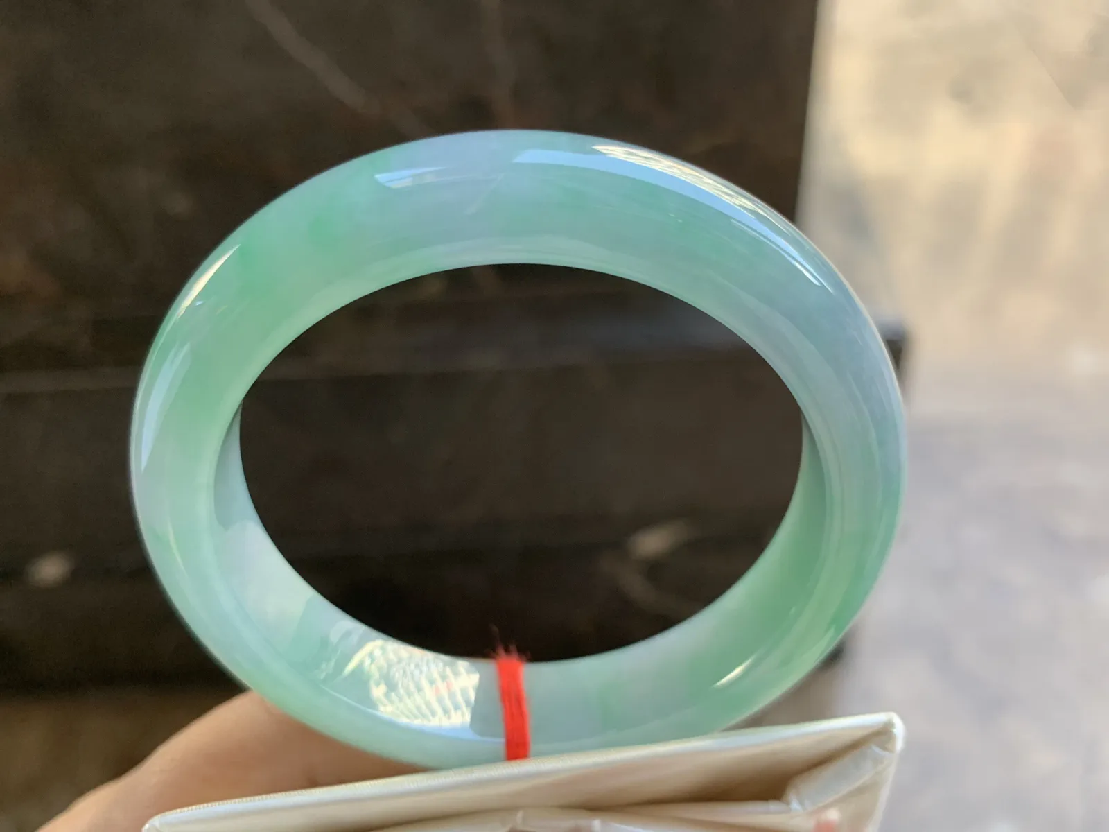 55.5-12-8.7mm
春彩手镯 底子细腻 颜色漂亮  推荐