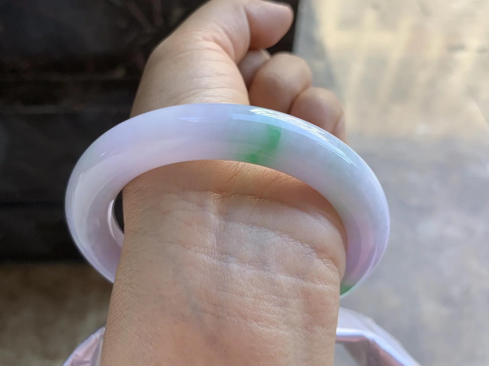 58-11.8mm
春彩圆条手镯 底子细腻 颜色漂亮 推荐