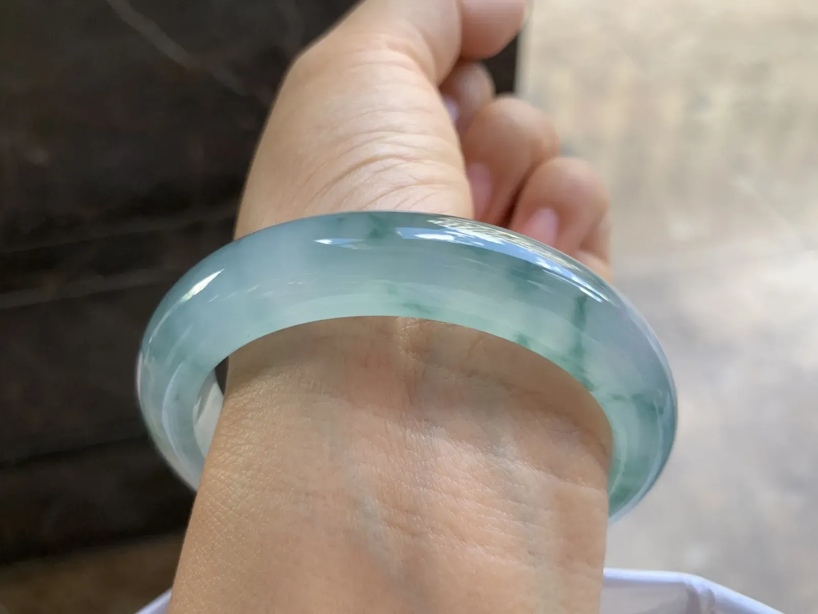 56.5-12.2-8.5mm
冰种飘花手镯 水润光泽 花色灵动