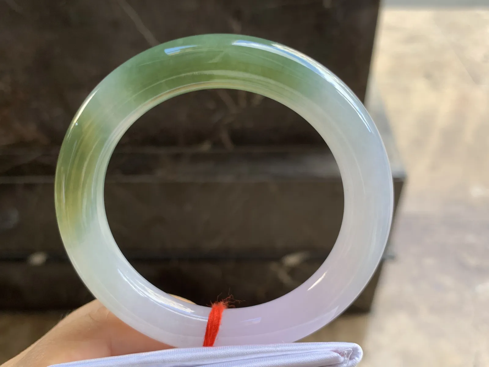 56-10.8mm
双色圆条手镯 底子细腻 颜色独特漂亮