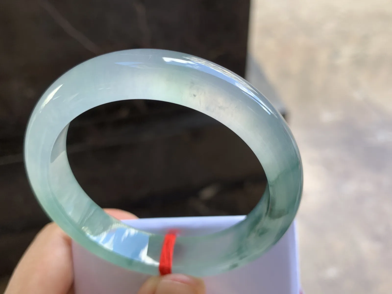 55-12.5-8.5mm
冰种飘花手镯 冰透起光 花色漂亮 韵味悠长