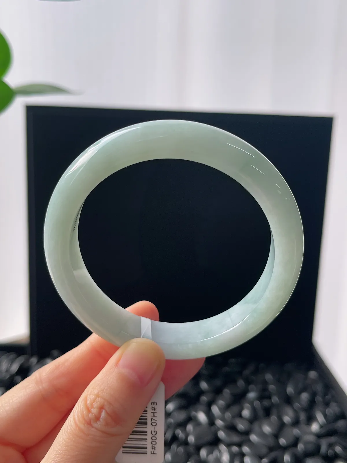 正圈56.8圈口，翡翠糯化种浅绿色手镯