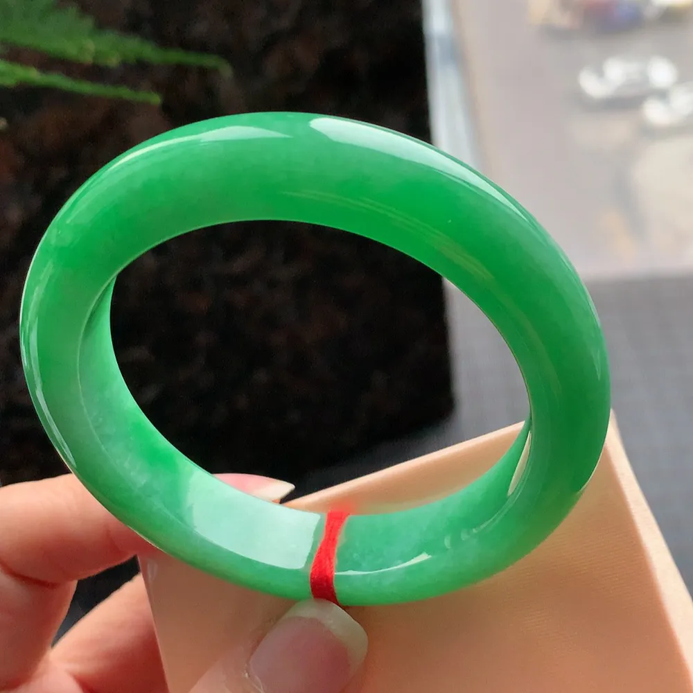 正圈满色阳绿 无瑕 尺寸:55.1/12.6/9.1满绿