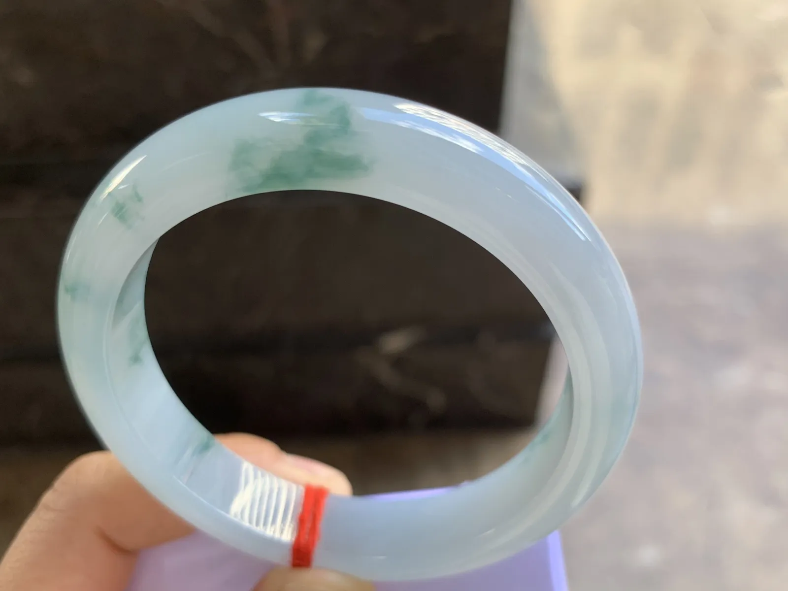 53-10mm
春色撒金圆条手镯 底子细腻 颜色漂亮 特色推荐