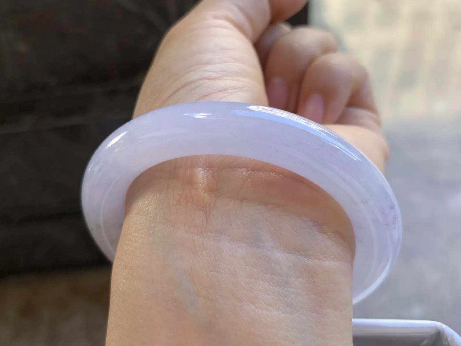 53-10mm
春色撒金圆条手镯 底子细腻 颜色漂亮 特色推荐