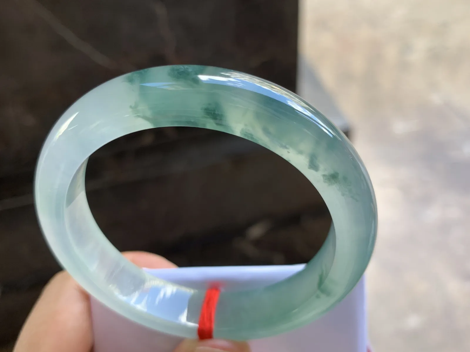 55-12.5-8.5mm
冰种飘花手镯 冰透起光 花色漂亮 韵味悠长