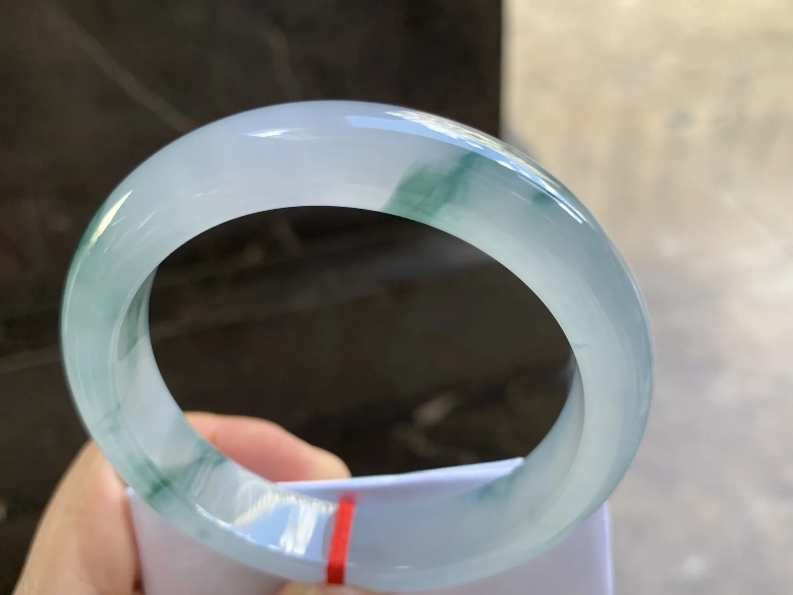 56-12-8.6mm
冰种飘花手镯 水润光泽 花色灵动漂亮