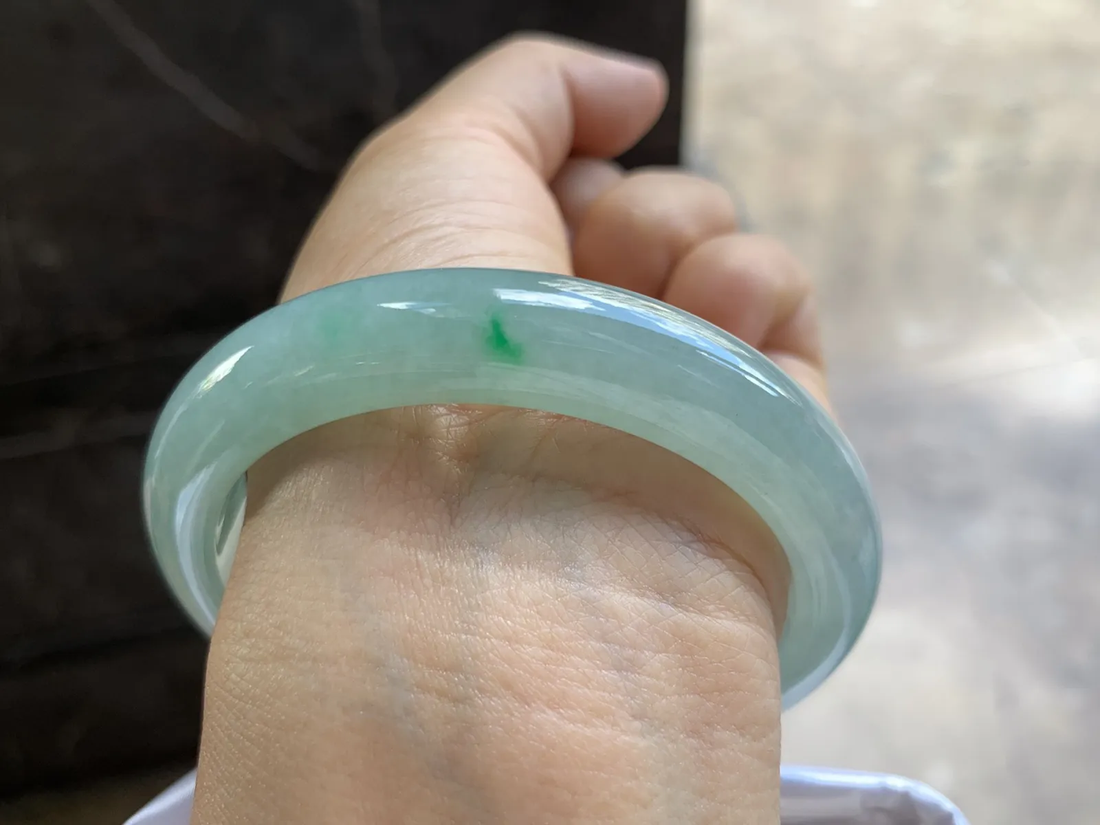 57.5-12.3-8.5mm
糯冰带底色手镯 底子细腻 水润