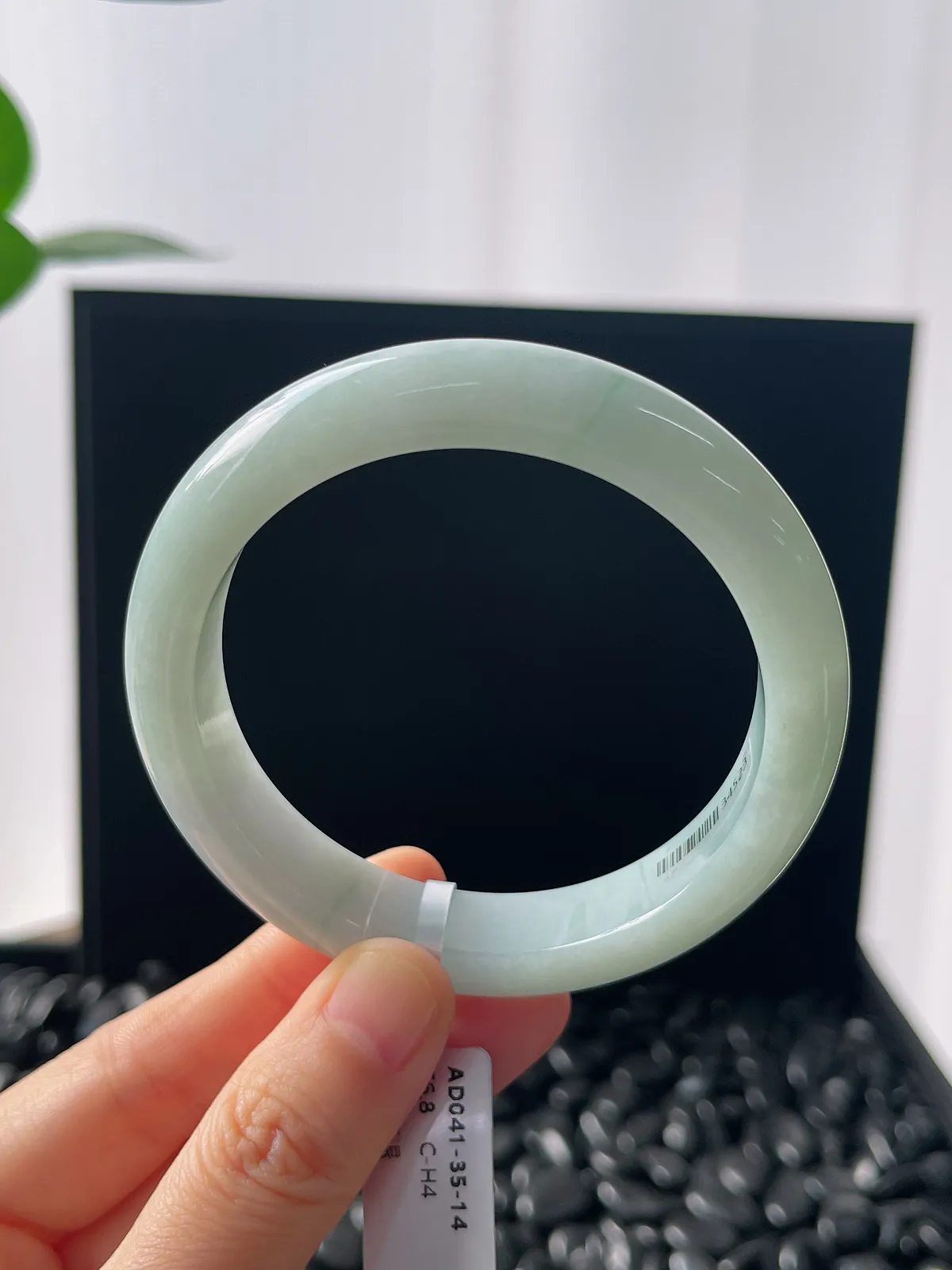 正圈56.8圈口，翡翠糯化种浅绿色手镯