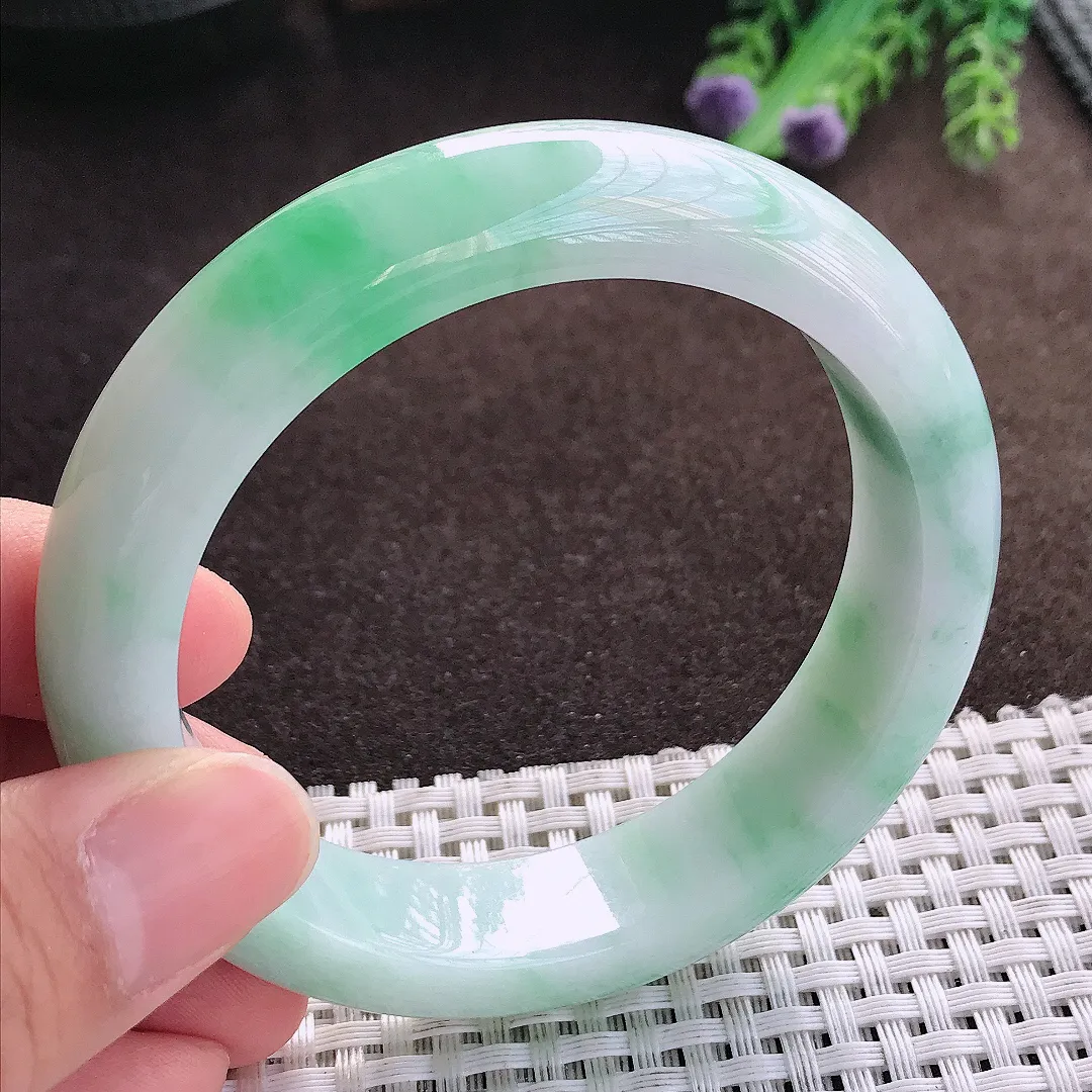 天然a货翡翠57.5/14.1/9.3老坑精美温润飘绿手镯宽边玉手镯