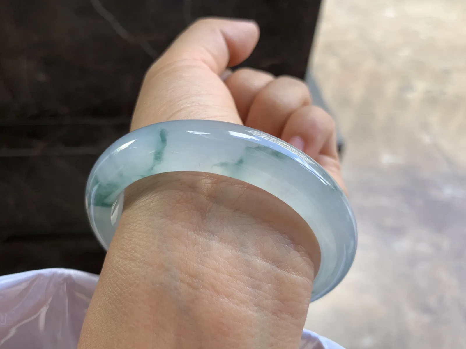 56-12-8.8mm
冰种飘花手镯 水润光泽 花色漂亮