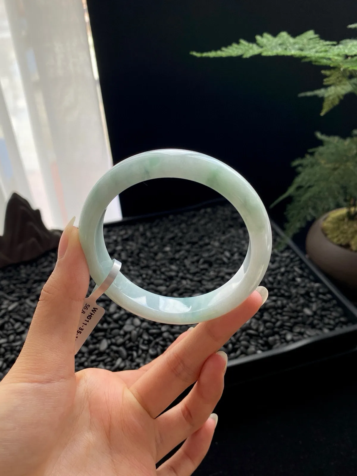 【淡底色】
尺寸：56.8*12*8
色泽温润如晴空，淡雅清新，透着宁静祥和的气息，优雅大方