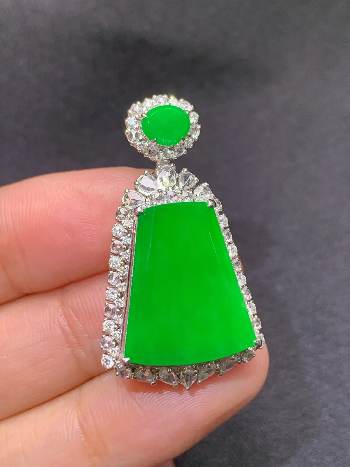 阳绿无事牌吊坠，18k金钻镶嵌，水润色阳，高贵优雅，整体尺寸34.7*19.6*10.2