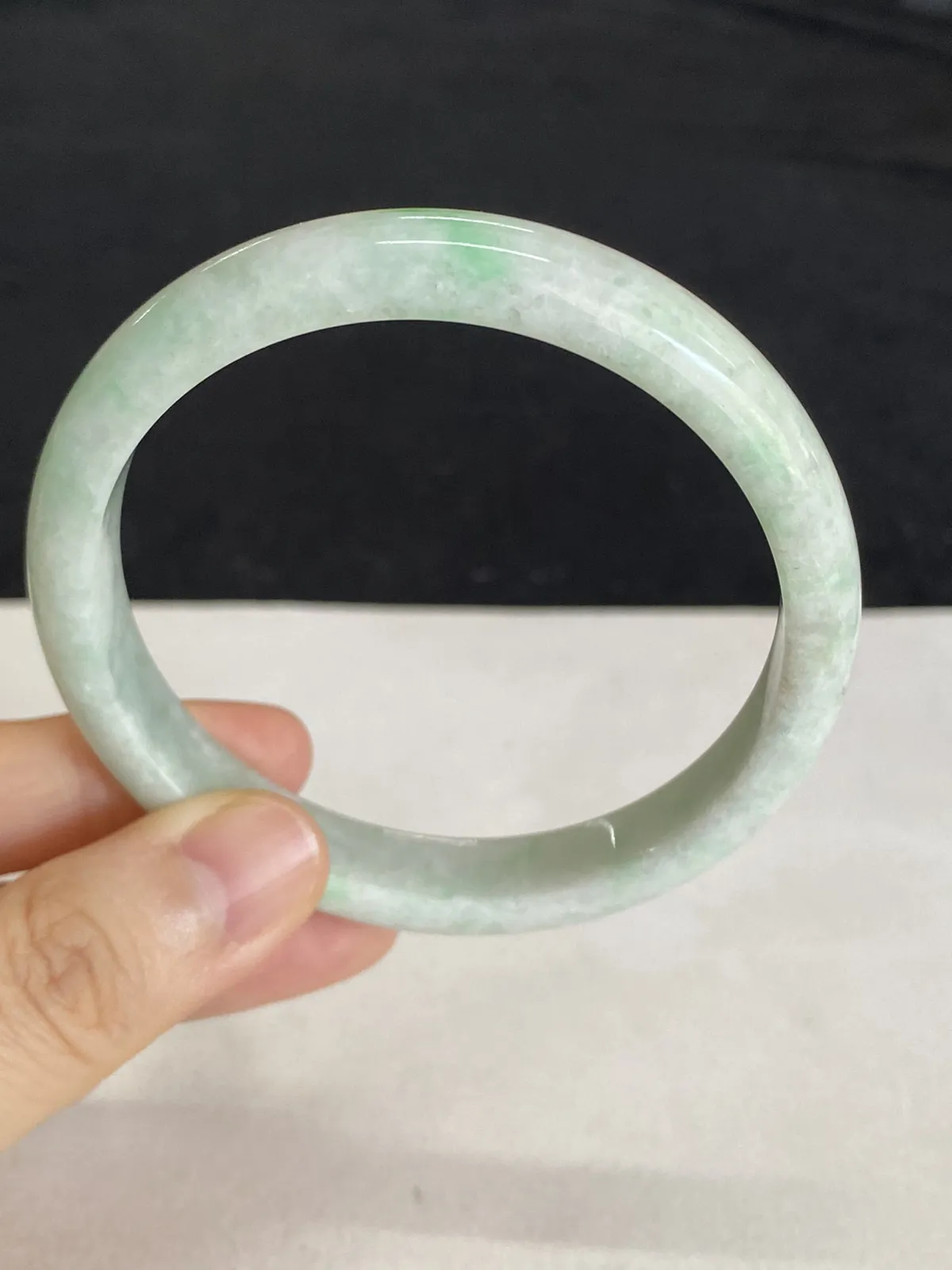 正圈56.5圈口，翡翠豆种飘绿手镯
