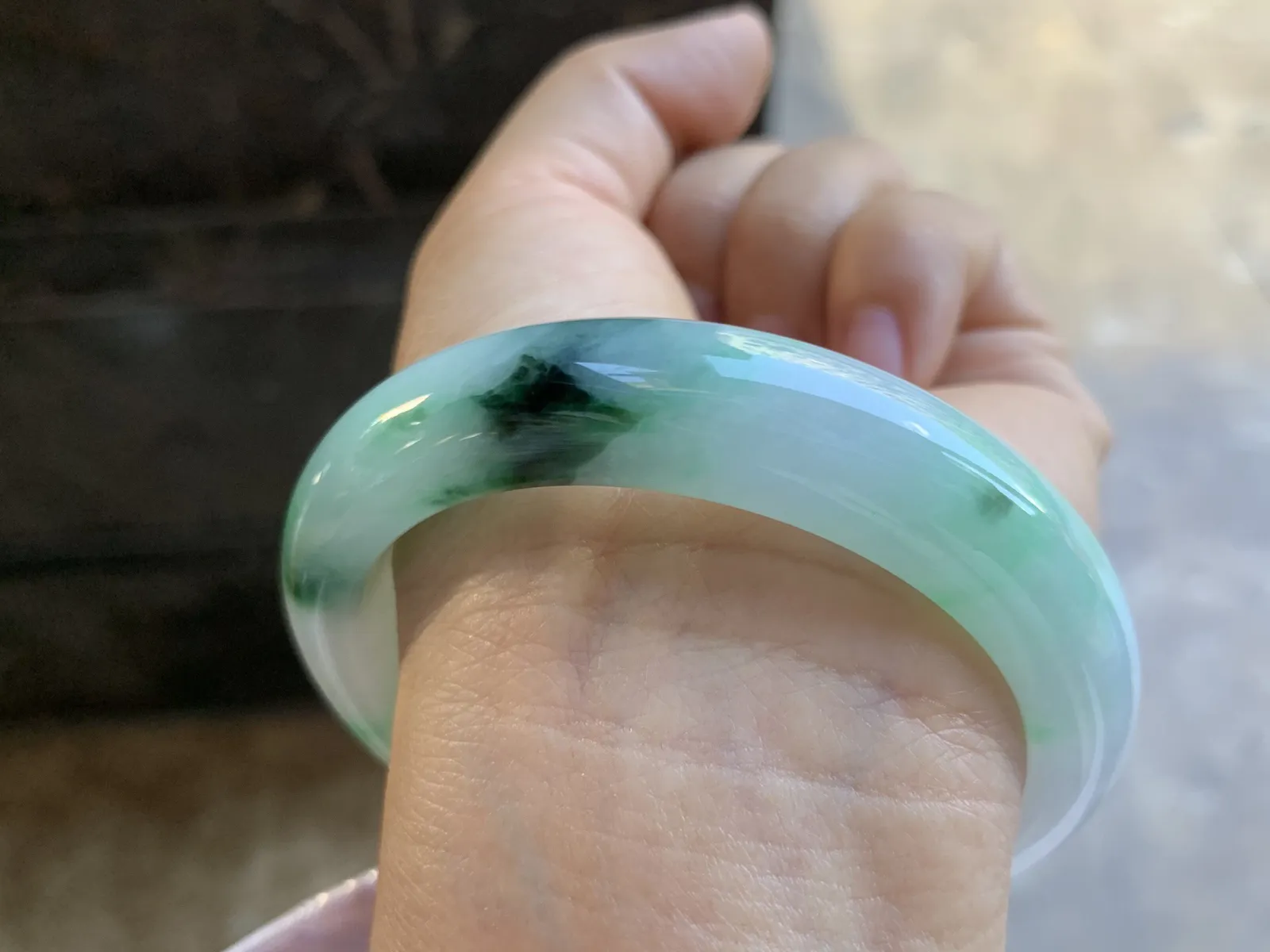 56.5-13.5-8.8mm
带色手镯 底子细腻 颜色漂亮 推荐