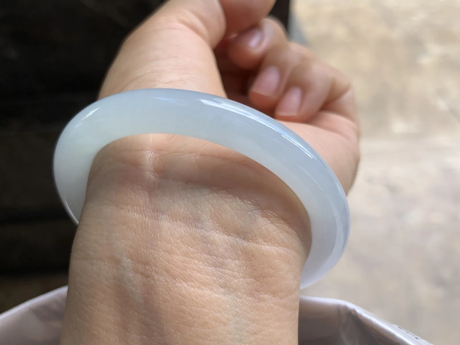 53.5-8.4mm
糯冰圆条手镯 底子细腻 水润 干净