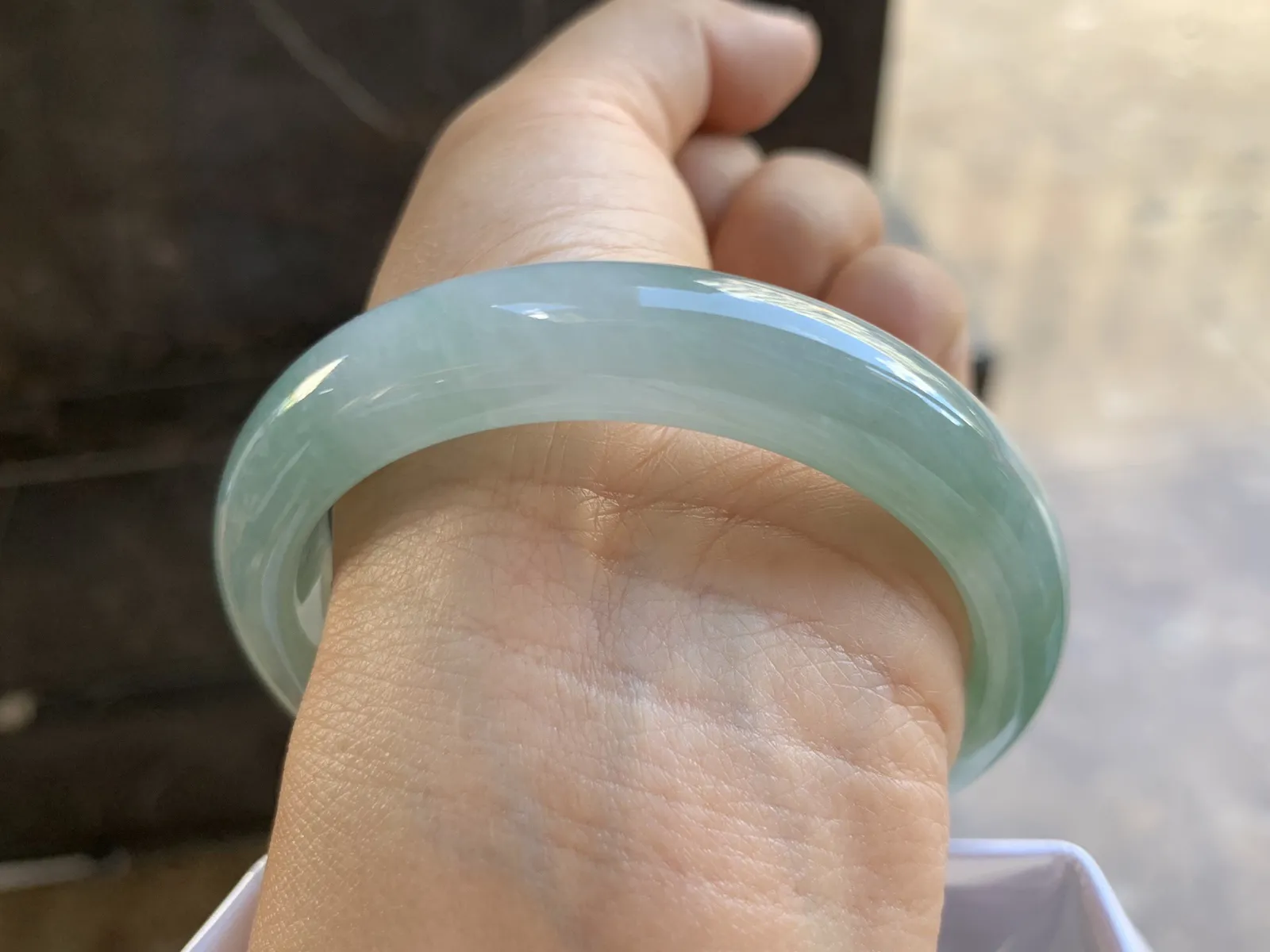 56.5-12.2-8.5mm
带底色手镯 底子细腻 水润