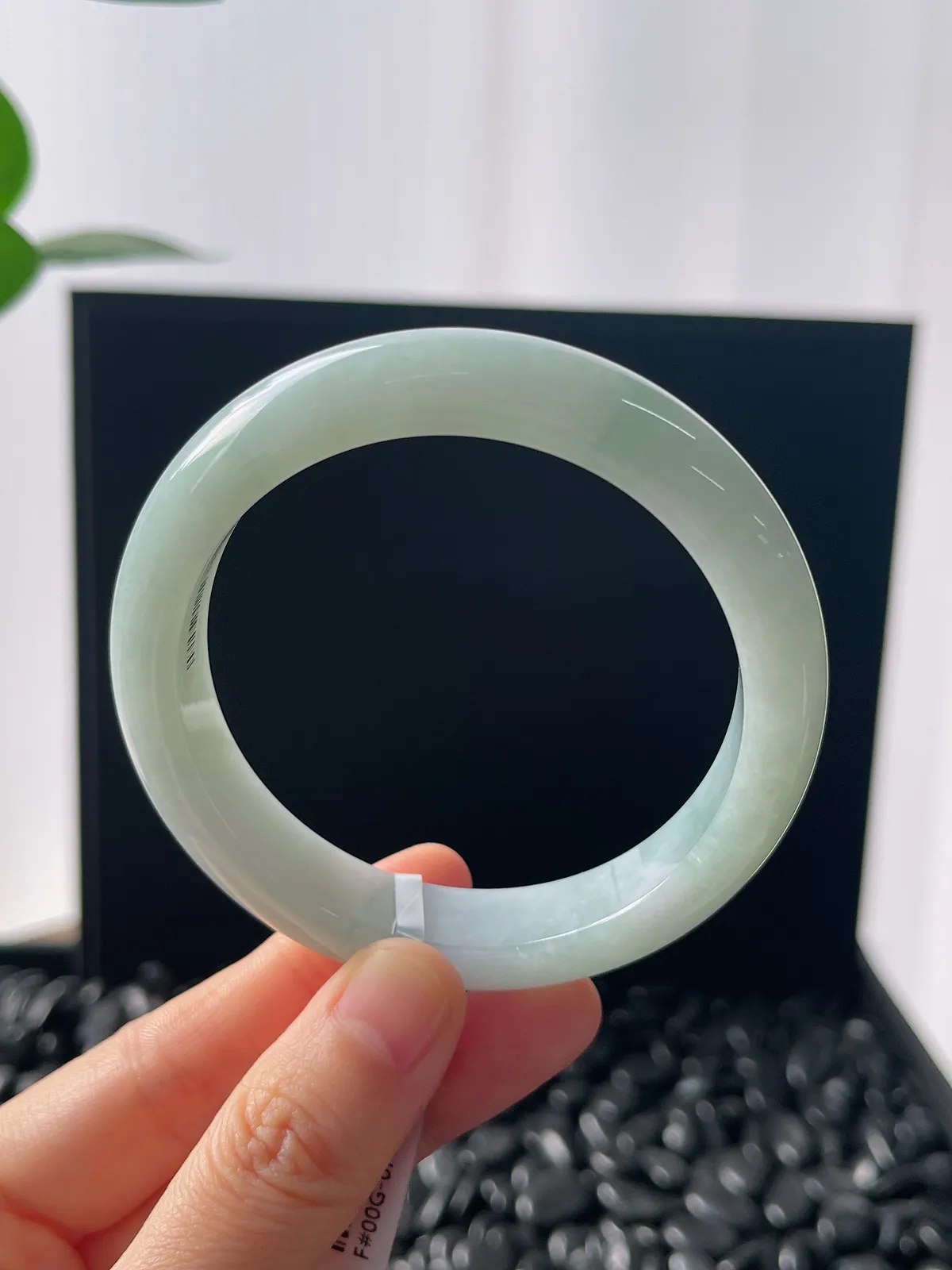 正圈56.8圈口，翡翠糯化种浅绿色手镯