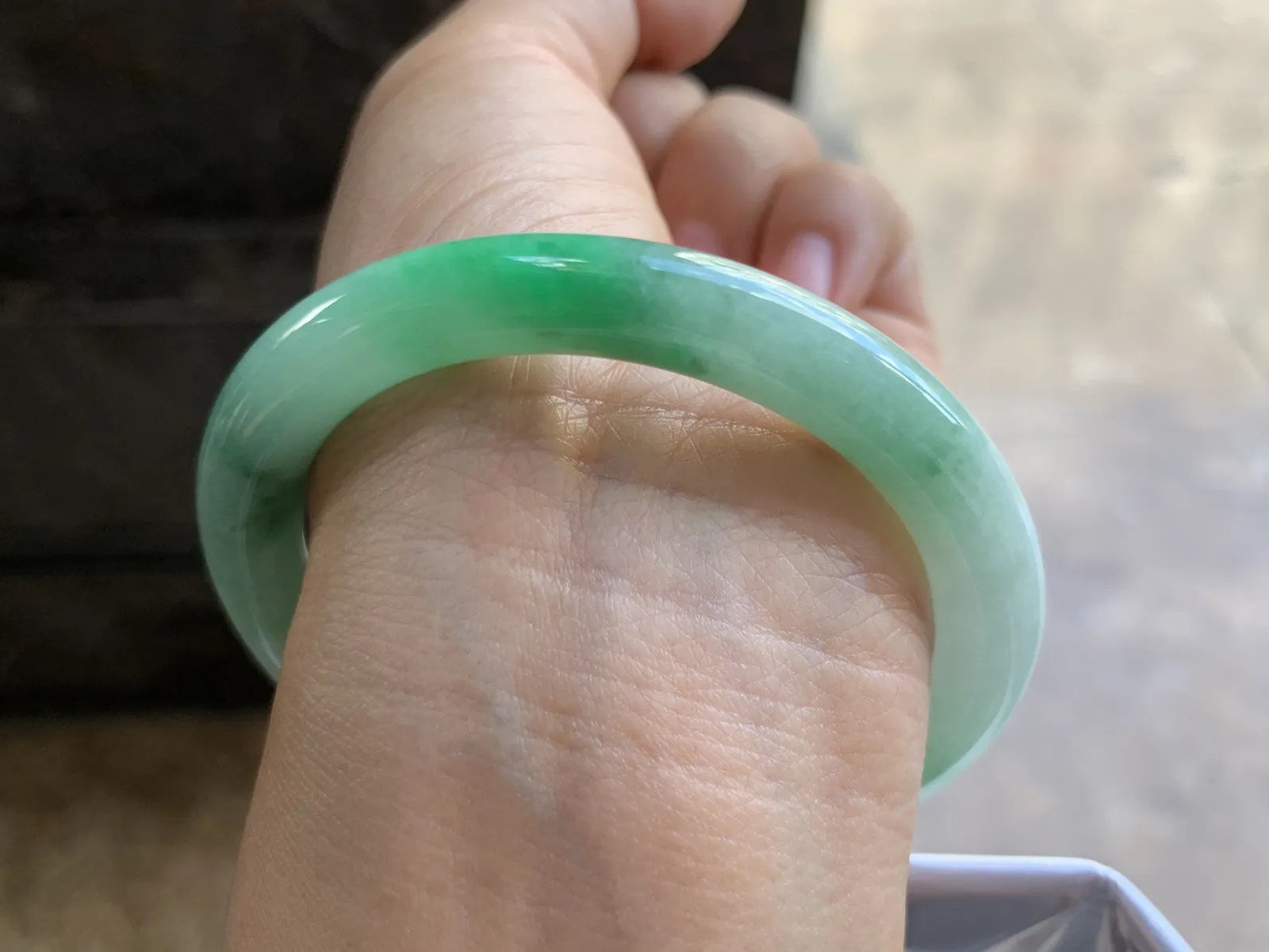 55-8.8mm
带色圆条手镯 肚子细腻 颜色漂亮 推荐