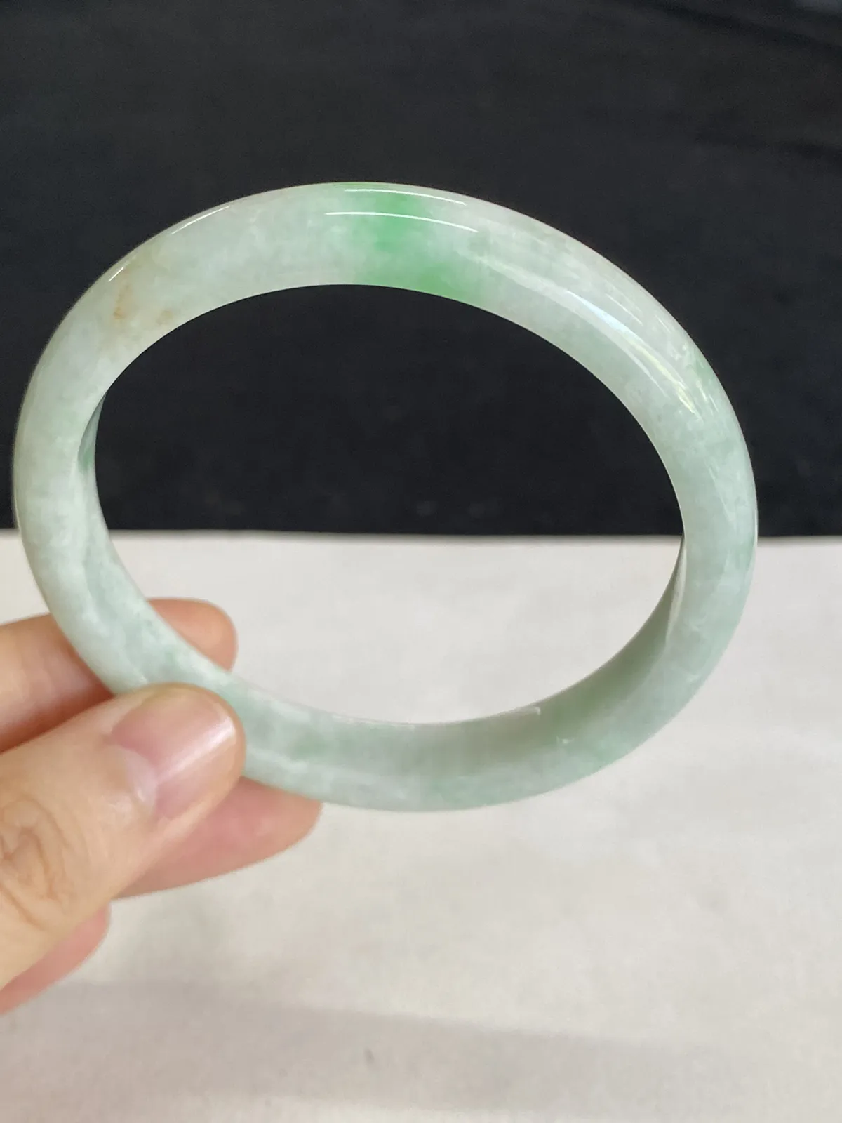 正圈56.5圈口，翡翠豆种飘绿手镯
