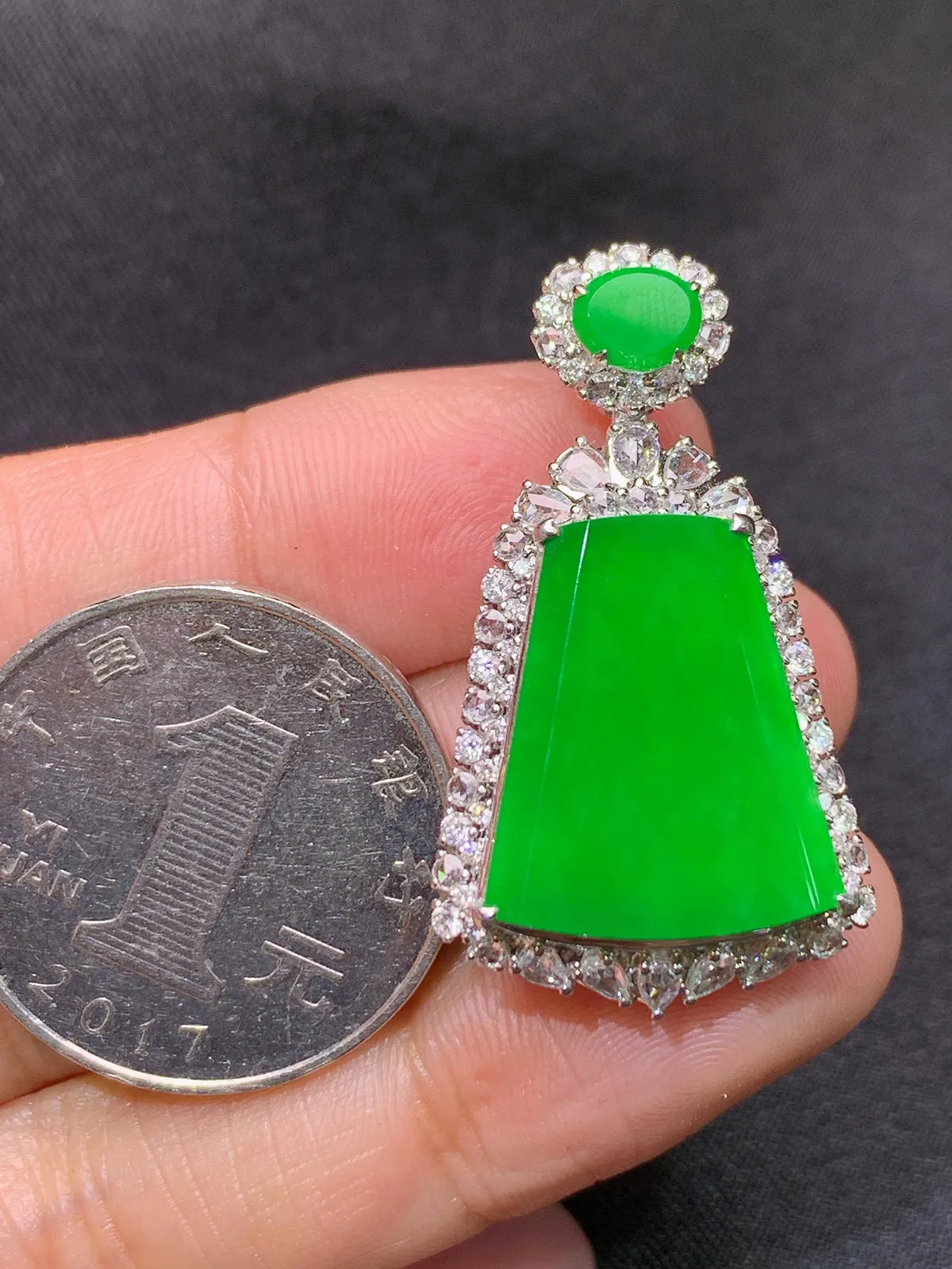 阳绿无事牌吊坠，18k金钻镶嵌，水润色阳，高贵优雅，整体尺寸34.7*19.6*10.2