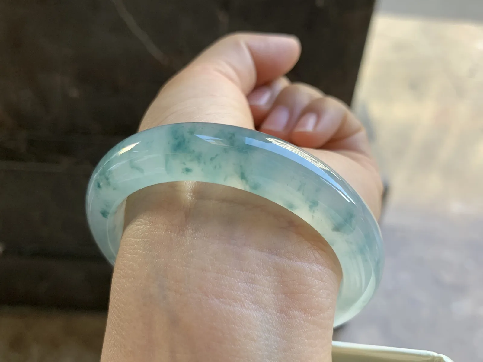 54-12.3-8.6mm
冰种飘花手镯 水润光泽 花色灵动漂亮