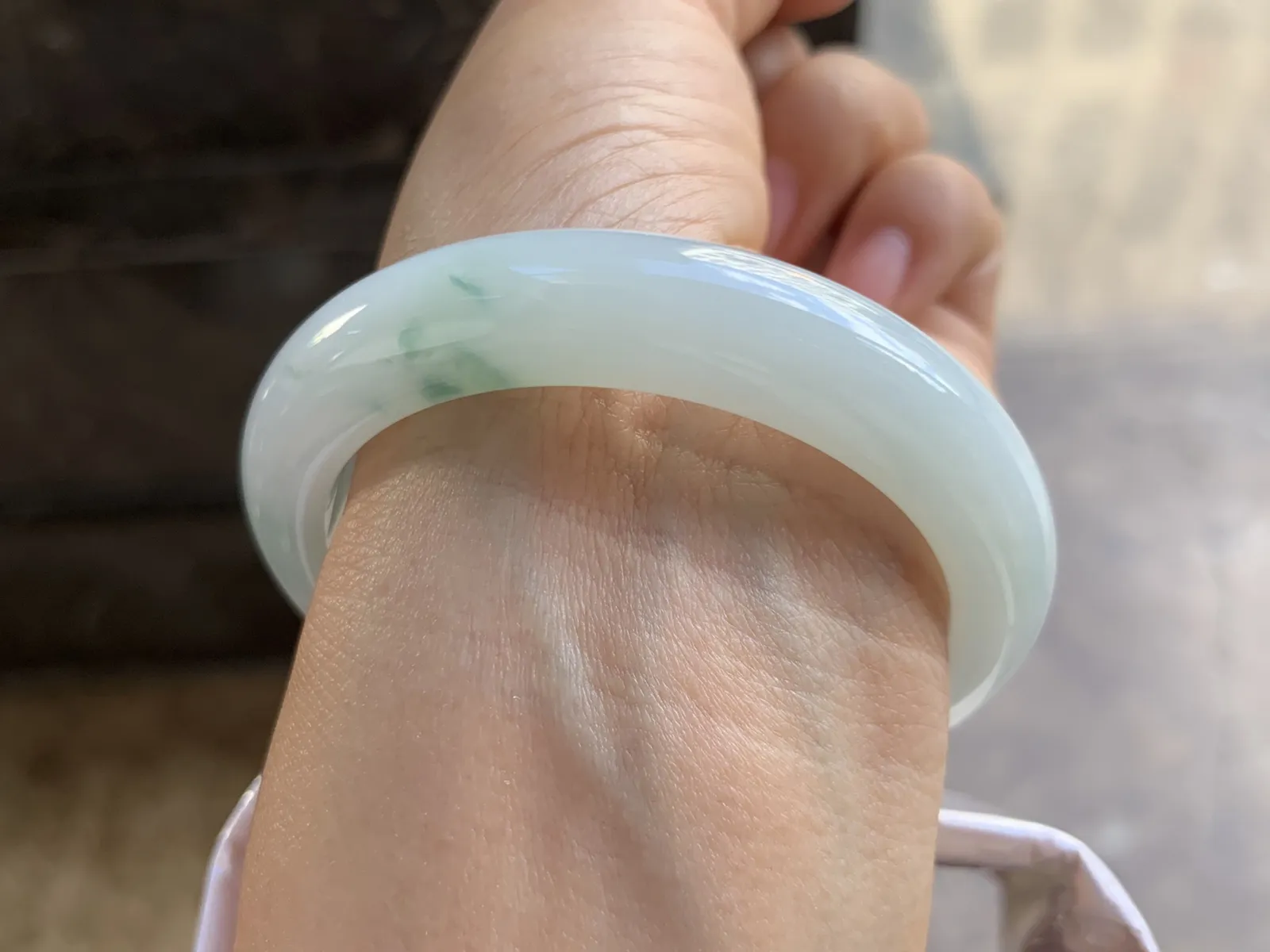 53-11.6-8.4mm
细糯冰飘花手镯 底子细腻 清爽 推荐