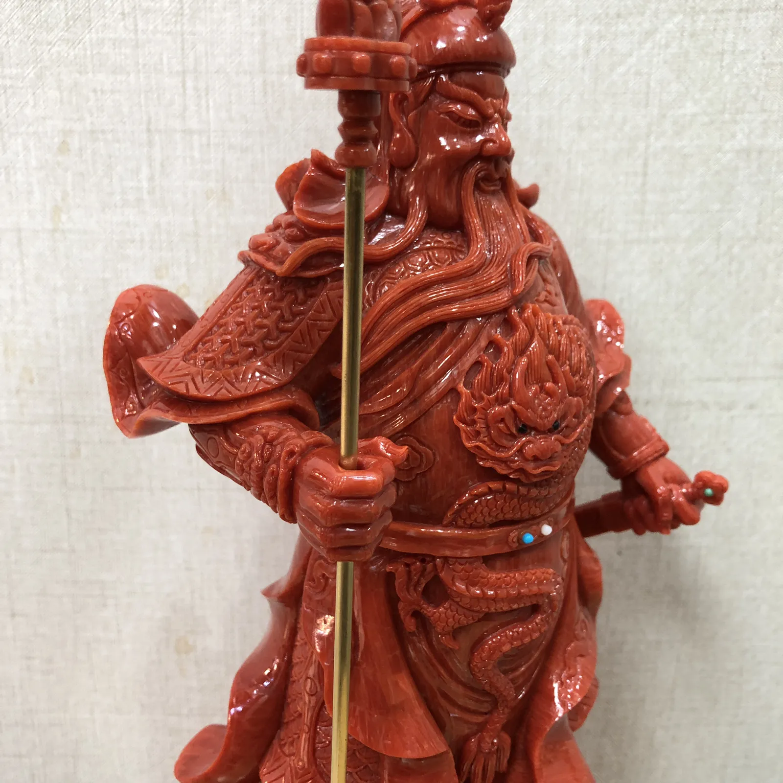 【红珊瑚关公大摆件】精选意大利产地，沙丁材料红珊瑚，台湾拼接工艺，精雕细镂，底部有开孔可藏经文，真正的大师作品，高36.5厘米宽12厘米，厚10厘米，重量2228.8克！收藏供奉价值高，静候有缘人！