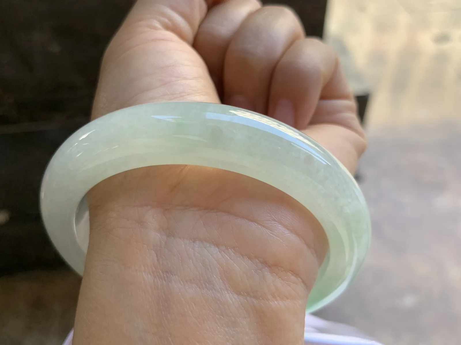 61-12.8-10mm
带色手镯 底子细腻 水润清新