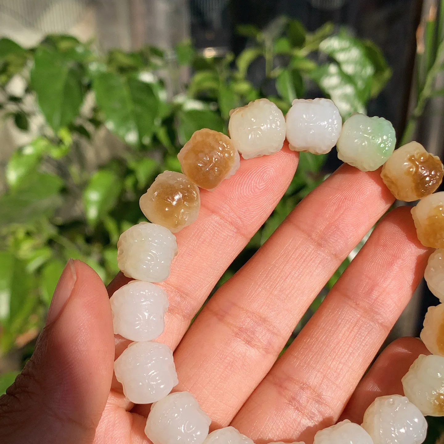 新疆且末糖大日如来头手串。单颗尺寸12重42.5克。玉质细腻油润。手推出油。品相大气。lt251120