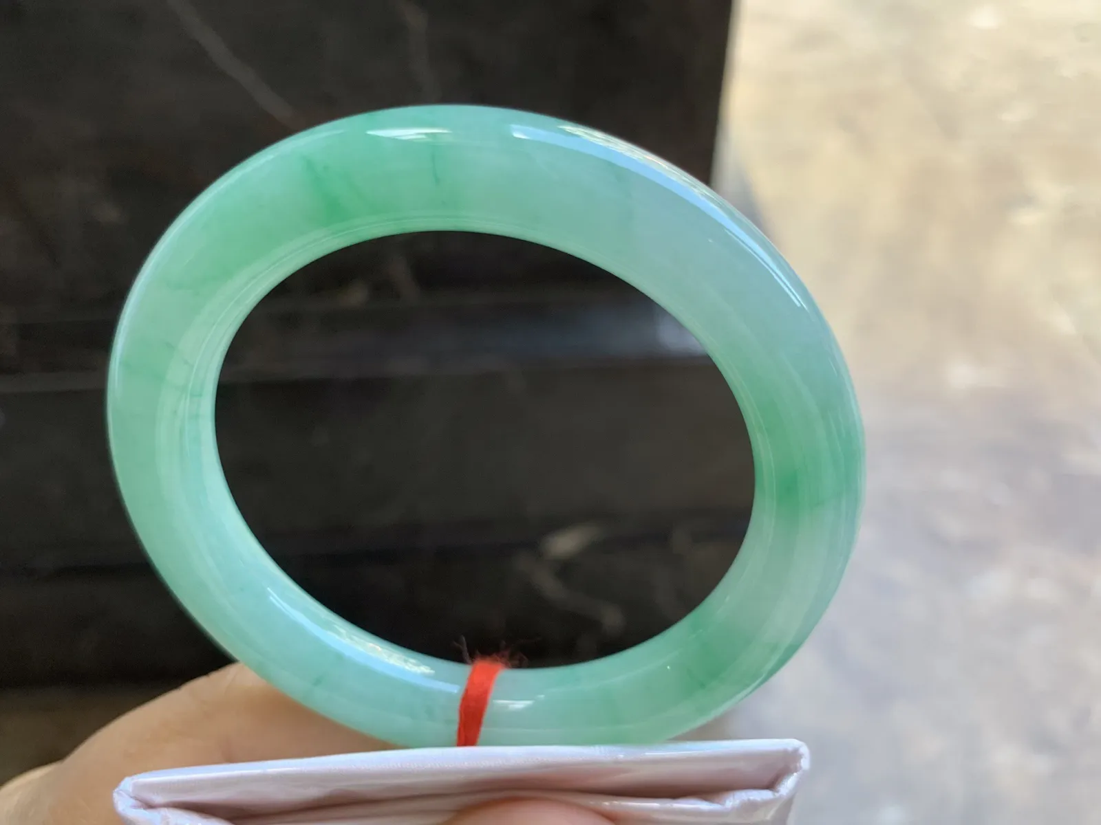 56.5-10.5mm
带色圆条手镯 底子细腻 颜色漂亮  性价比推荐