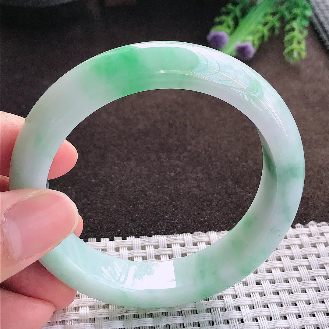 天然a货翡翠57.5/14.1/9.3老坑精美温润飘绿手镯宽边玉手镯